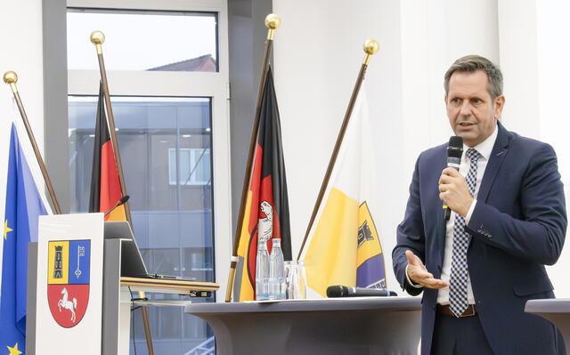 Wirtschaftsminister Olaf Lies ist zur Auftaktveranstaltung ins Stader Kreishaus gekommen | Foto:  Landkreis Stade / Christian Schmidt