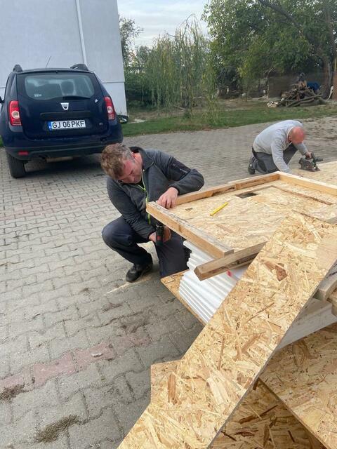 Ralf Langner (li.) und Rene Burst beim Hundehüttenbau | Foto: Mira-Tierhilfe