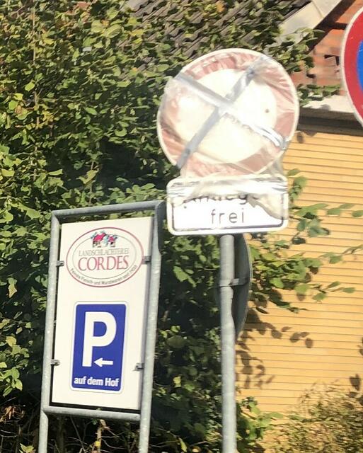 Seit Mittwoch notdürftig verhüllt: Das "Anlieger frei"-Schild. Jetzt dürfen alle Verkehrsteilnehmer durchfahren | Foto: S. Schiffer