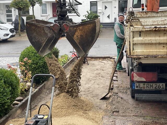Um eine Einfahrt für viele Jahre stabil zu bauen, bedarf es Erfahrung und der richtigen Technik | Foto: sra