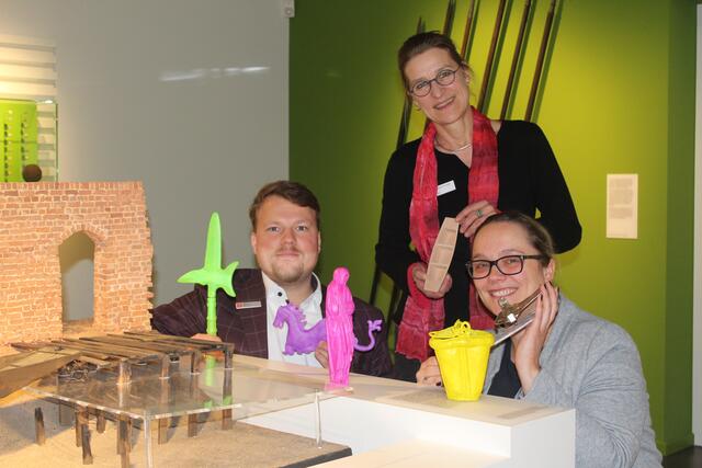 Matty Neumann von der Sparkasse Buxtehude, Museumsleiterin Dr. Susanne Keller und Katja Tiltmann vom Museum mit den 3-F-Repliken, die die Sparkasse Harburg-Buxtehude finanziert haz