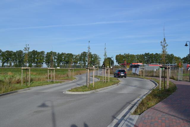 Die Verschwenkung am Dohrener Weg soll den motorisierten Verkehr ausbremsen. Dort befindet sich der Übergang vom jetzt enstehenden Bewegungspark (rechts) zur künftigen Bebauung links und der späteren Fortführung des Bewegungsparks | Foto: bim