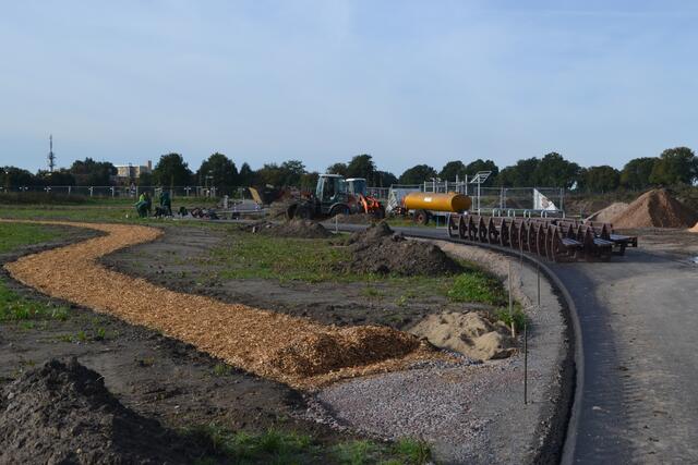 Die Arbeiter für den Bewegungspark Heidloh laufen auf Hochtouren. Links ein Teil der Finnbahn zum Laufen, rechts die Bänke, die entlang des Wegs aufgestellt werden | Foto: bim