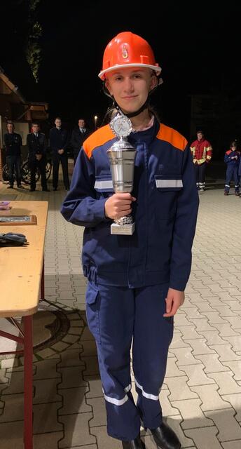 Theresa Dörfler von der Jugendfeuerwehr Brackel erhielt als jüngste Teilnehmerin mit den meisten Punkten einen Pokal | Foto: Pressestelle Feuerwehr Samtgemeinde Hanstedt