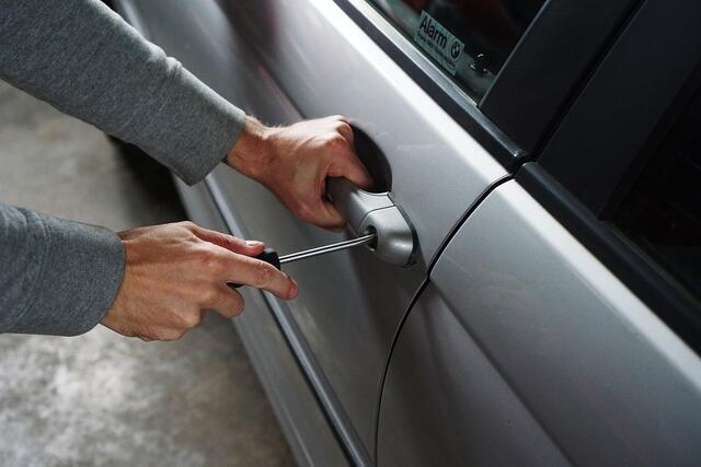 Ein Dieb versucht ein Auto zu öffnen / Symbolbild | Foto: Kris/Pixabay
