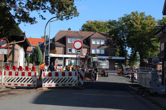 Wieder für zwei Wochen dicht; Die Lüllauer Straße direkt an der Kreisverkehrsplatz-Baustelle | Foto: pöp