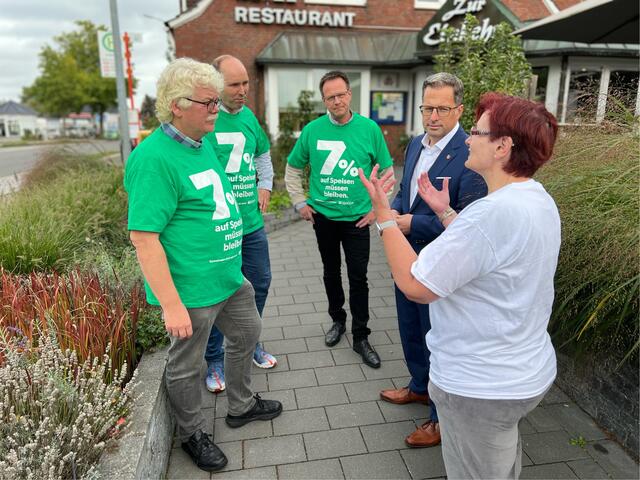  Die Gastwirte Lutz Feldtmann (v. li.), Jens Hellwege, Uwe Staats und Verbandsgeschäftsführerin Nathalie Rübsteck vom Dehoga im Gespräch mit Landrat Kai Seefried (4. v. li). | Foto: Landkreis Stade / Daniel Beneke