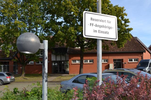 Besucher des gegenüberliegenden Imbiss würden mitunter auch die Feuerwehrparkplätze nutzen, obwohl dies ausdrücklich verboten ist | Foto: bim