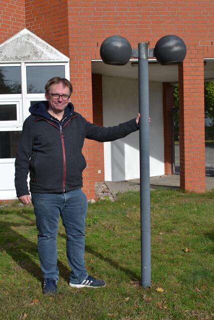 Ortsbrandmeister Manuel Poppe ist 1,79 Meter groß. Nur wenig höher sind die Lampen, die bisher das Gelände beleuchten | Foto: bim