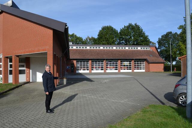 Bei einer Alarmierung begegneten sich bislang die Nutzer der Plätze im Innenhof und die ausrückenden Einsatzfahrzeuge, zeigt Tostedts Samtgemeinde-Bürgermeister Dr. Peter Dörsam | Foto: bim