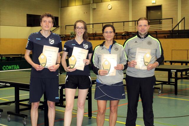 Die Sieger im Mixed (v.li.): Marcel Hiller und Nele Lawrenz (beide TSV Hittfeld, A-Klasse) sowie Selda Piep und Benjamin Kiel (beide vom TSV Over-Bullenhausen, Sieger B-Klasse) | Foto: Ralf Koenecke