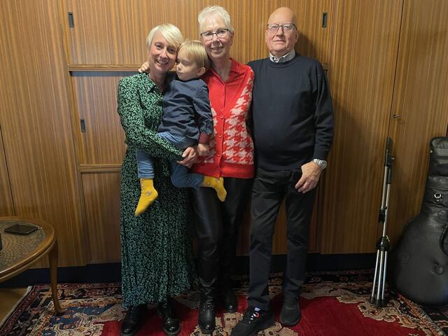Die Familie: Tochter Maike mit Levi, Karin und Harald Baussus | Foto: sra