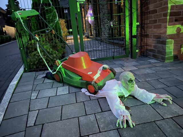 Nach langer Suche fanden die Deko-Queens endlich einen roten Rasenmäher für ihren Zombie. "Die sind mittlerweile alle gelb oder grün, ich wollte aber unbedingt einen roten" | Foto: sra