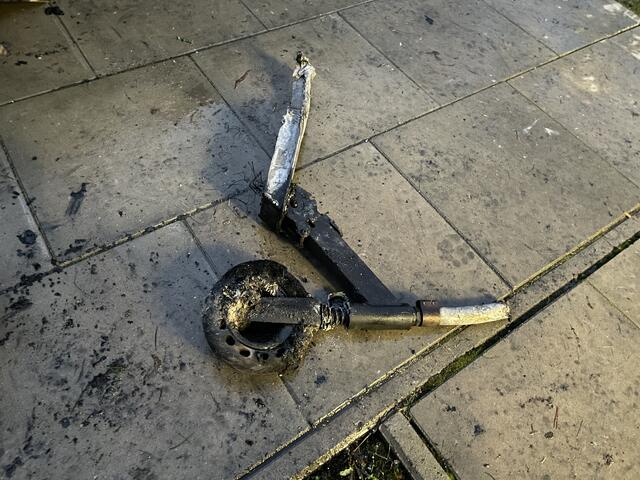 Nur noch verkohlter Schrott: ein Scooter | Foto: sra