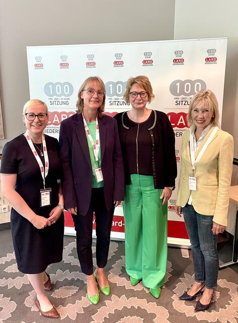 Nadja Weippert (li.) bei der 100. Sitzung des Landesausschusses Rettungsdienst (LARD) mit (v. li.): Kreisrätin Annerose Tiedt, Innenministerin Daniela Behrens (SPD) und der Ausschussvorsitzenden des Ausschusses für Inneres und Sport im Niedersächsischen Landtag Doris Schröder-Köpf (SPD) | Foto: D. Kurku