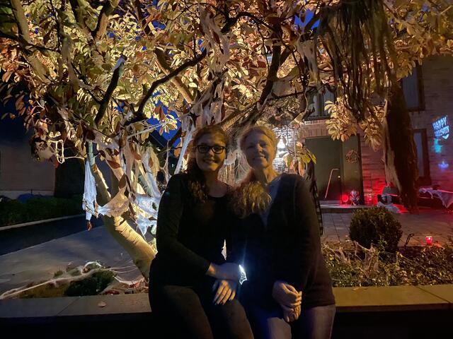 Ilona von Borstel (re.) und ihre Nichte Anna Haß freuen sich schon auf den Abend der leuchtenden Kinderaugen | Foto: sra