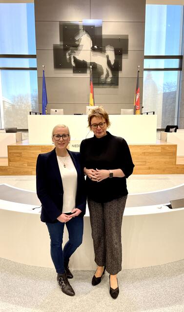 Nadja Weippert (li.). mit Innenministerin Daniela Behrens im Plenarsaal  | Foto: D. Hartmann