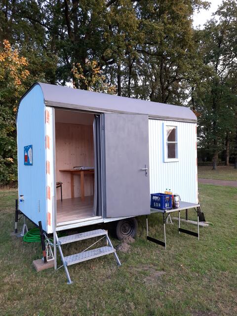 Der Gemeinde.Bau.Wagen ist Treffpunkt für den Aktionstag auf dem Friedhof Himmelpforten