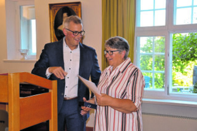 Horneburgs Samtgemeindebürgermeister Knut Willenbockel zeichnet Marianne Zimmer aus | Foto: sc