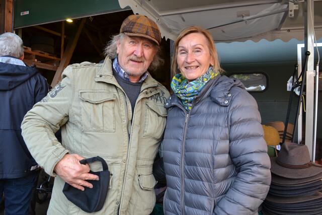 Uwe und Beate Erhorn aus Laßrönne probierten neue Mützen auf | Foto: bim