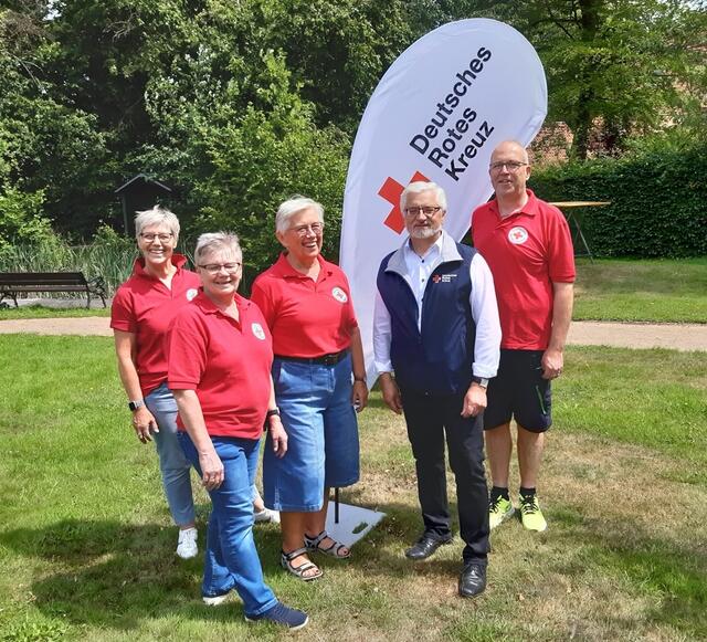 Der Ortsvereins-Vorstand im Jubiläumsjahr (v. li.): Brigitte Ramm, Angelika Främbs, Gerda Ewigleben, Roger Grewe und Göran Wesche | Foto: DRK Salzhausen-Putensen
