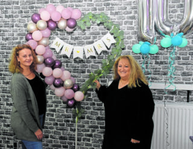 Mitarbeiterin Gabi Schönfeld (li.) und Nicole Schöttner fertigen Dekorationsobjekte auf Kundenwunsch an | Foto: Axel-Holger Haase
