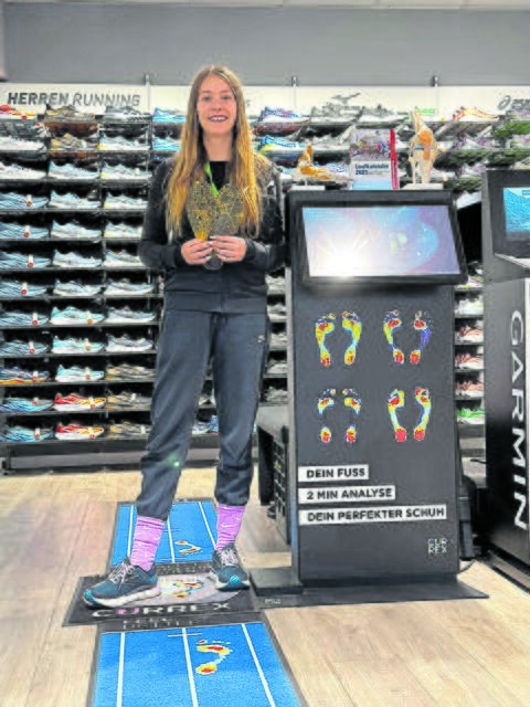 Laufexpertin Katha am Currex-Laufanalyse-Tool | Foto: Intersport Blöcker