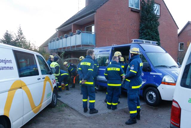 Einsatzkräfte des THW Stelle-Winsen bei der Lagebesprechung | Foto: Lutz Wreide