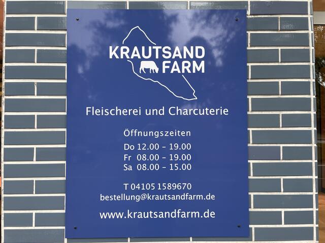 Das Schild am Eingang: Öffnungszeiten und Kontakt | Foto: sra
