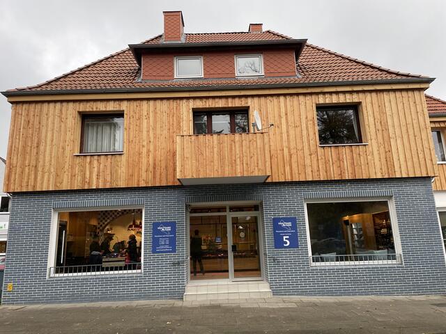 Die Frontalansicht des Gebäudes der neuen Fleischerei in Hittfeld | Foto: sra