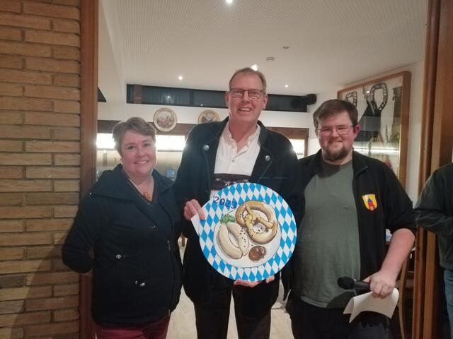 Das Schießen auf die Oktoberfest-Scheibe gewann Jürgen Meinberg. Die Schießoffiziere Nicole Schmidt und Lukas Ben Kabbe gratulierten | Foto: Janina Richert