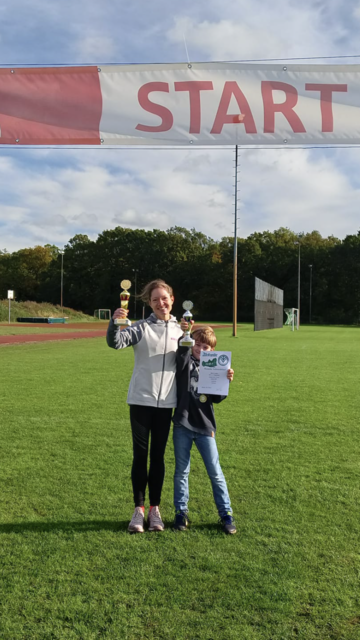 Michel Liedtke als Gesamtsieger bei dem Kinderlauf über 500 Meter mit seiner Mama Manuela Quade | Foto: MTV Fliegenberg