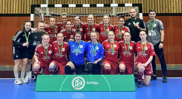 Große Freude über den deutschen Futsal-Vizetitel: Das Team des FC Jesteburg-Bendestorf mit Trainer Jan-Marc Bahrenburg (2. v.re.) und Physiotherapeut Leon Hausmann (re.) | Foto: FC