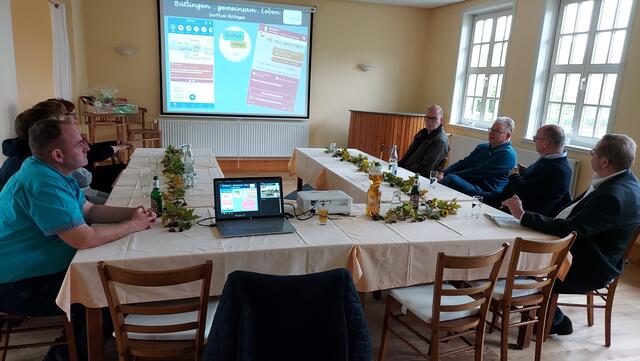 In der "Alten Schule Bütlingen" tauschten sich Gäste und Gastgeber auch über eine bessere Vernetzung in den Ortschaften etwa durch eine Dorffunk-App aus | Foto: Gemeinde Tespe