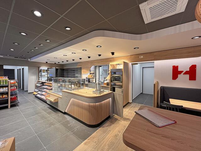 Der Tresen- und Snackbereich ist großzügig und modern gestaltet worden | Foto: Rothenburger Rundschau