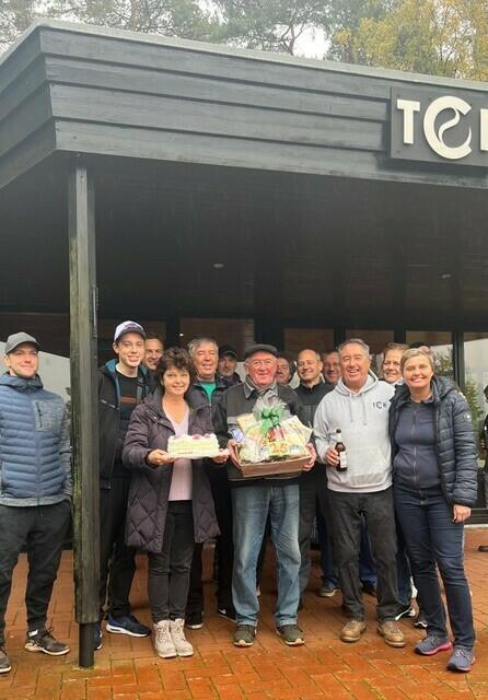 Die Überbringer der Geschenke und der Jubilar | Foto: TC Ramelsloh