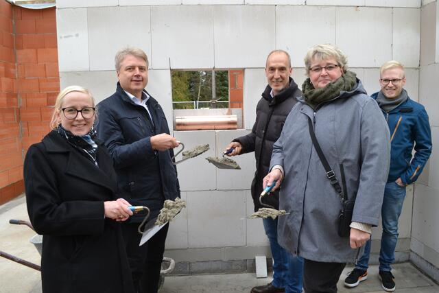 Vor dem Einmauern der Zeitkapsel (v. li.): Tostedts Gemeindebürgermeisterin Nadja Weippert, Samtgemeinde-Bürgermeister Dr. Peter Dörsam, Erster Samtgemeinderat Stefan Walnsch. Otters Bürgermeisterin Birgit Horstmann und Patrick Scholbe von der Gebäudewirtschaft | Foto: bim