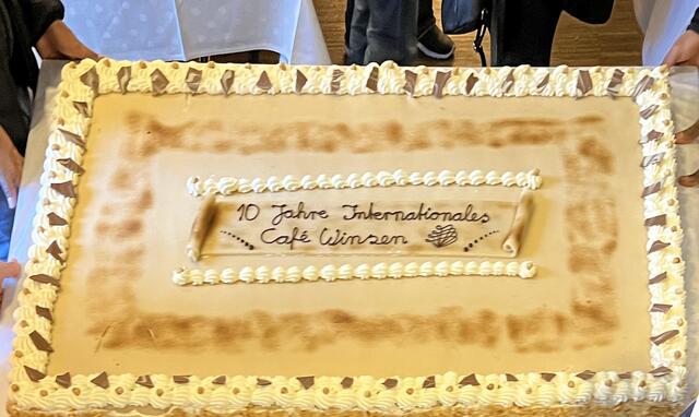 Die riesige Torte reichte für alle Jubiläumsgäste | Foto: Dennis Schröder