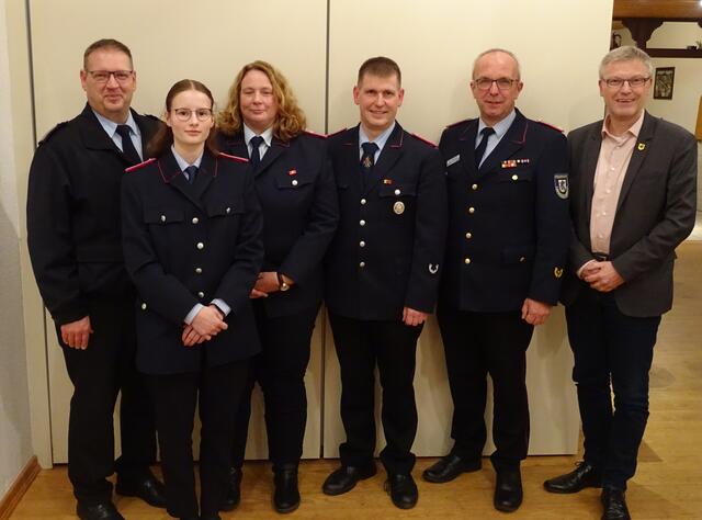 Gratulation zur Ernennung (v. li.): Gemeindebrandmeister Arne Behrens, Katharina Link, Melanie Fahl, Ortsbrandmeister Martin Heuer, Kreisbrandmeister Volker Bellmann und Samtgemeinde-Bürgermeister Olaf Muus | Foto: Pressestelle Feuerwehr Samtgemeinde Hanstedt