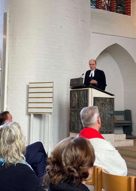 Landesbischof Ralf Meister lobte in seiner Predigt im Festgottesdienst die Entwicklung des Internationalen Cafés | Foto: Malte Frackmann