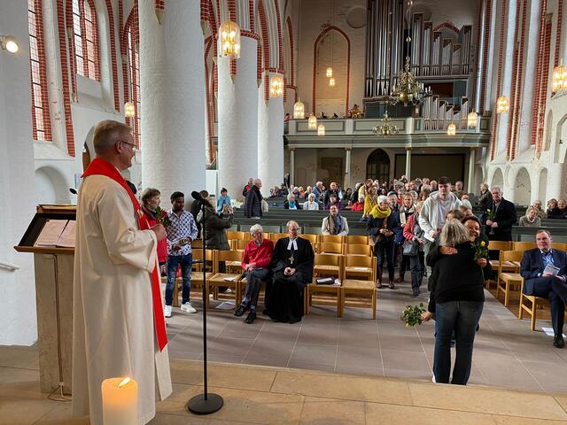 Koordinatorin Petra El Tawil nahm stellvertretend für das Café-Team Umarmungen und Glückwünsche der Gottesdienstbesucher entgegen | Foto: Malte Frackmann
