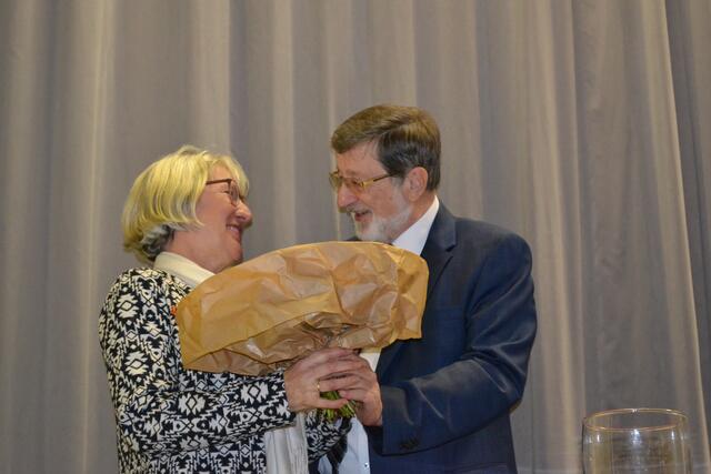 Anette Randt begleitet die Bürgerpreisverleihungen seit Jahren und erhielt zum Dank einen Blumenstrauß | Foto: bim