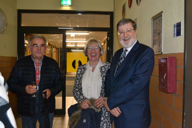 Bürgermeister Jürgen Böhme (v. re.), die stellvertretende Landrätin Anette Randt und Heinrich Benecke von der Liedertafel Estetal | Foto: bim
