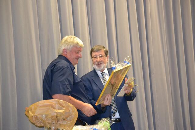 Bei der Urkunden-Übergange: Jürgen Böhme (re.) und Hans-Peter Lehmann | Foto: bim