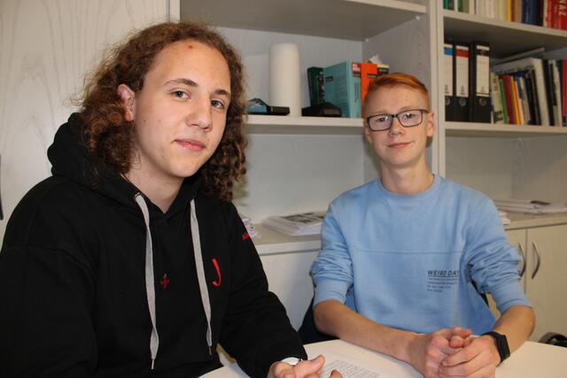 Alexander Hahn (li., 17) und Simon Schwan (15) vom Jugendrat haben das Konzept für die Kinder- und Jugendfreizeitfläche miterarbeitet | Foto: pöp