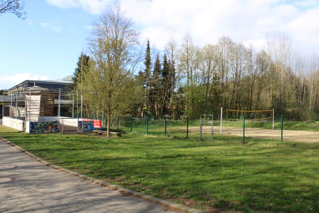 Hier könnte zwischen Fußballkäfig und Freibad ein neuer Treffpunkt entstehen | Foto: pöp