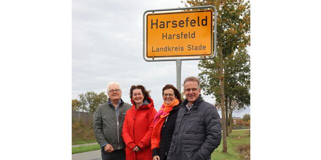 Platt-Vörsitter Heinz Mügge (v.li.) , Bürgermeisterin Susanne de Bruijn, Gemeindedirektorin Ute Kück und der stellv. Gemeindedirektor Bernd Meinke freuen sich über das neue Ortsschild mit dem Zusatz "Harsfeld". | Foto: De Plattdüütschen