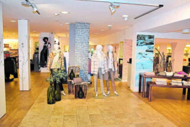 Das hell und freundlich gestaltete Entrée des Modehauses Gerlach lädt zu einem entspannten Modebummel ein | Foto: Axel-Holger Haase