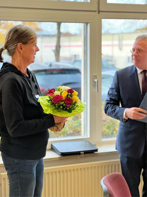 Der Ausschussvorsitzende Christian Krüger verabschiedet die langjährige Ärztliche Leiterin des Rettungsdienstes, Dr. Karen Sancken. | Foto: Daniel Beneke / LK Stade