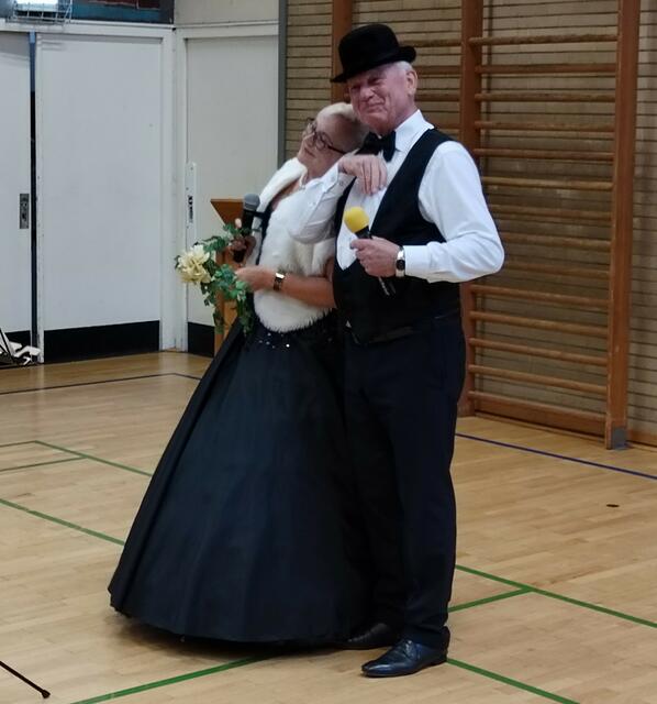 Büttenrede: Das Brautpaar strapazierte die Lachmuskeln.  | Foto: Rüdiger Störtebecker 